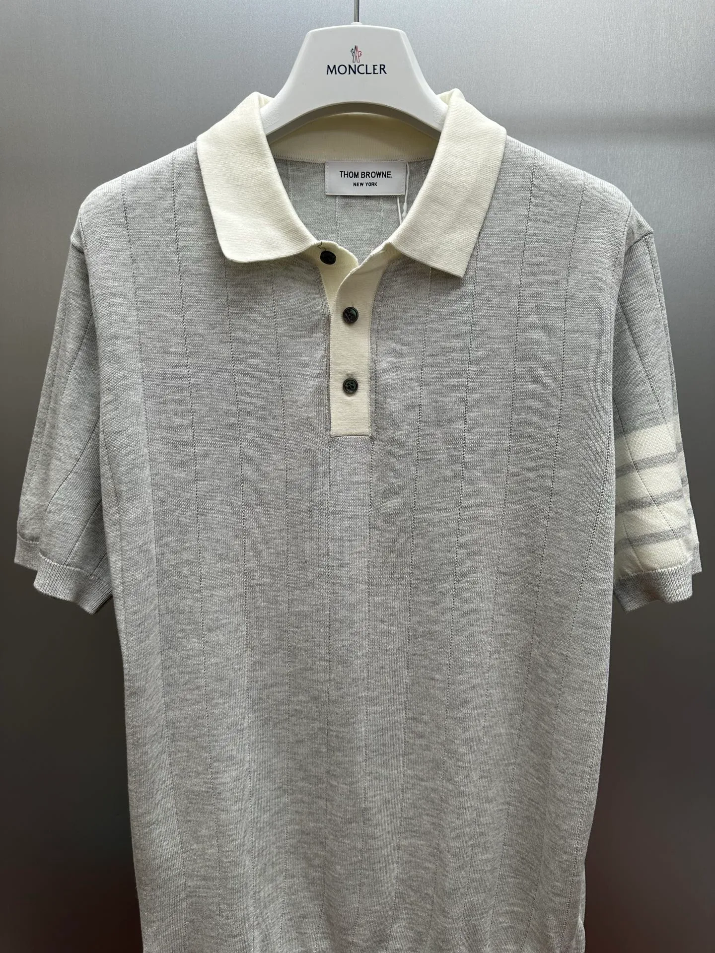 🔥P165💰Thom Browne/Tb· Classic Polo Thom Browne Classic Polo ， ， Breathable。 + ， ， 。 ， 。 ： 、Cream White、 、Light Gray size：M、L、XL、XXL、XXXL